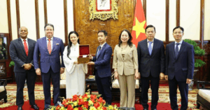 Phó Chủ tịch nước Võ Thị Ánh Xuân chứng kiến Amanda Nguyễn bàn giao lại các hạt sen giống của Việt Nam đã tiếp nhận từ Trung tâm Vũ trụ Việt Nam (VNSC) để mang lên không gian. (Ảnh: Tin 360)