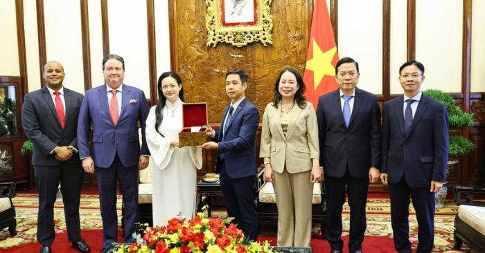 Phó Chủ tịch nước Võ Thị Ánh Xuân chứng kiến Amanda Nguyễn bàn giao lại các hạt sen giống của Việt Nam đã tiếp nhận từ Trung tâm Vũ trụ Việt Nam (VNSC) để mang lên không gian. (Ảnh: Tin 360)