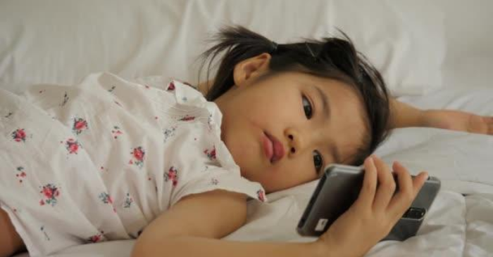 Màn hình điện thoại – Kẻ đánh cắp tuổi thơ con