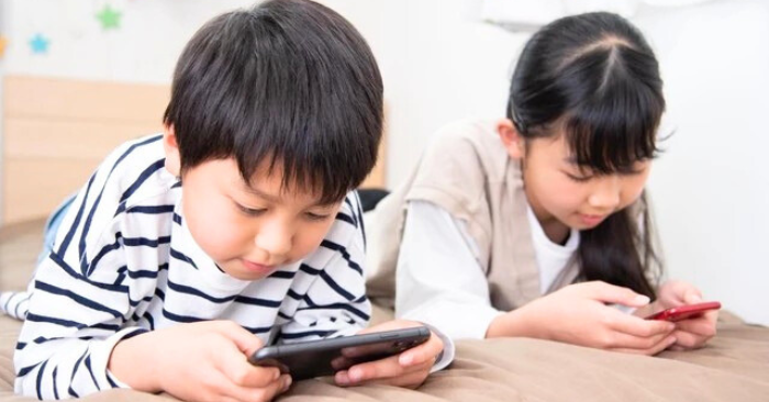 Màn hình điện thoại – Kẻ đánh cắp tuổi thơ con